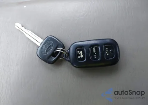 2004 Toyota Camry Le z USA, uszkodzony, nr VIN 4T1BE32KX4U849525